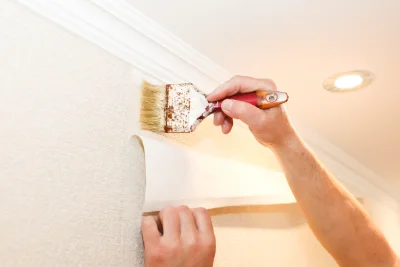 Pose de papier peint à Plouasne — revêtements muraux et toiles de verre